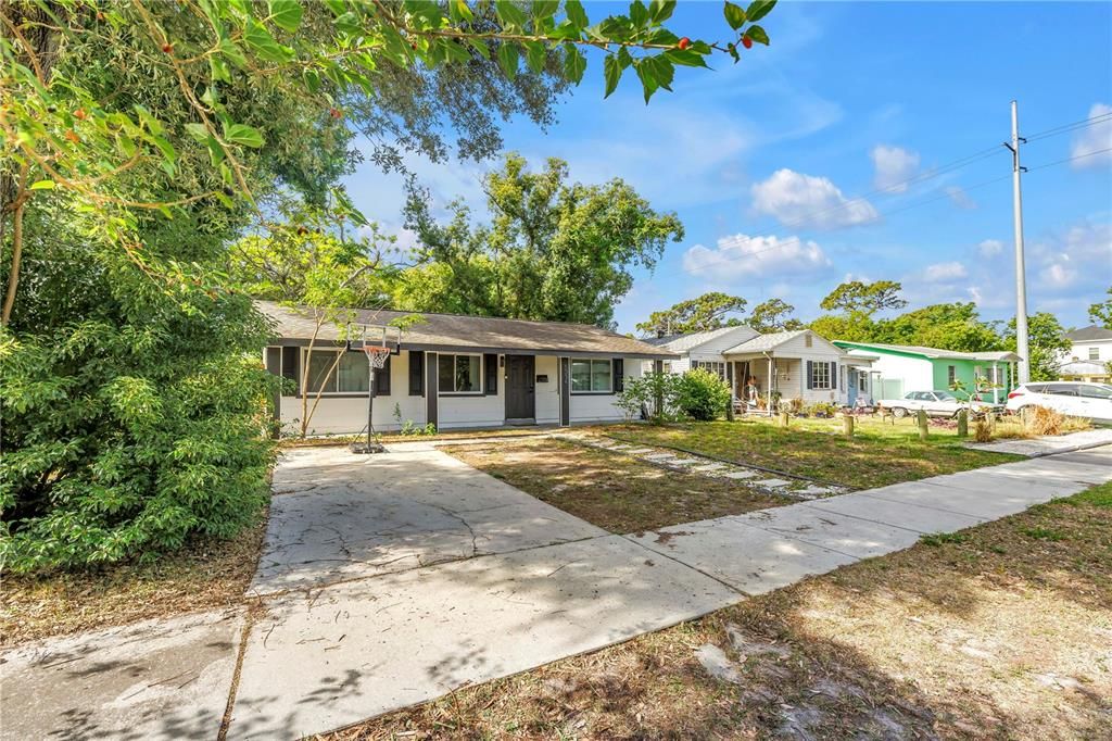 For Rent: $1,950 (2 beds, 1 baths, 1062 Square Feet)
