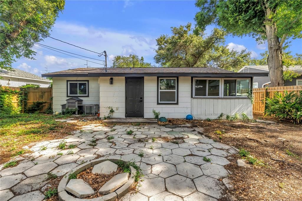 For Rent: $1,950 (2 beds, 1 baths, 1062 Square Feet)