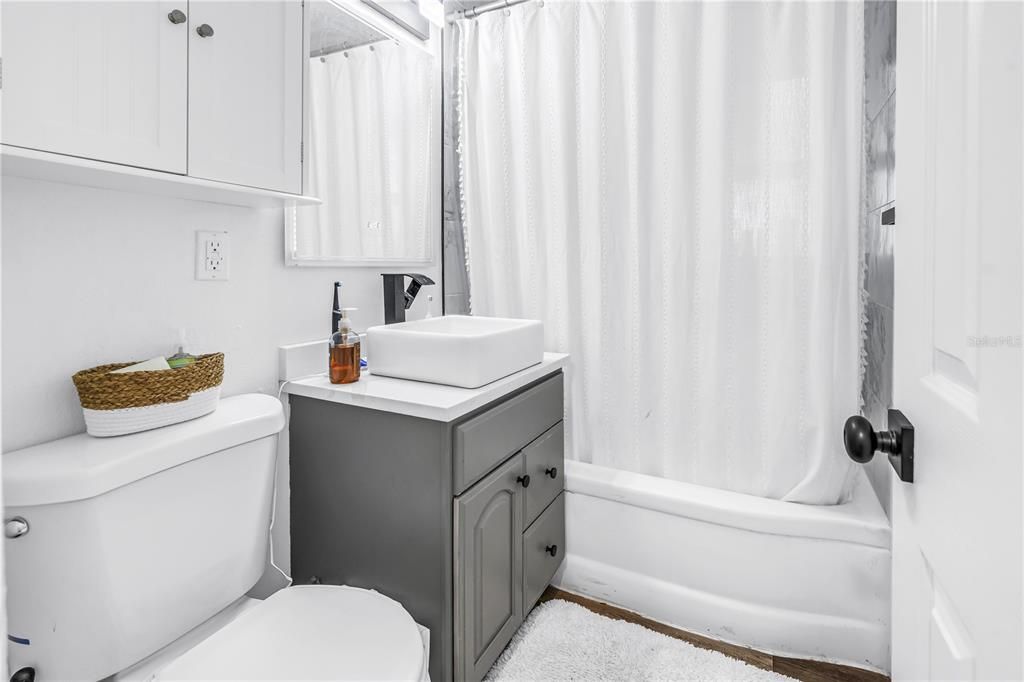 For Rent: $1,950 (2 beds, 1 baths, 1062 Square Feet)