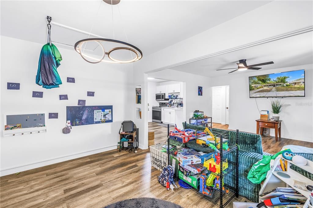 For Rent: $1,950 (2 beds, 1 baths, 1062 Square Feet)