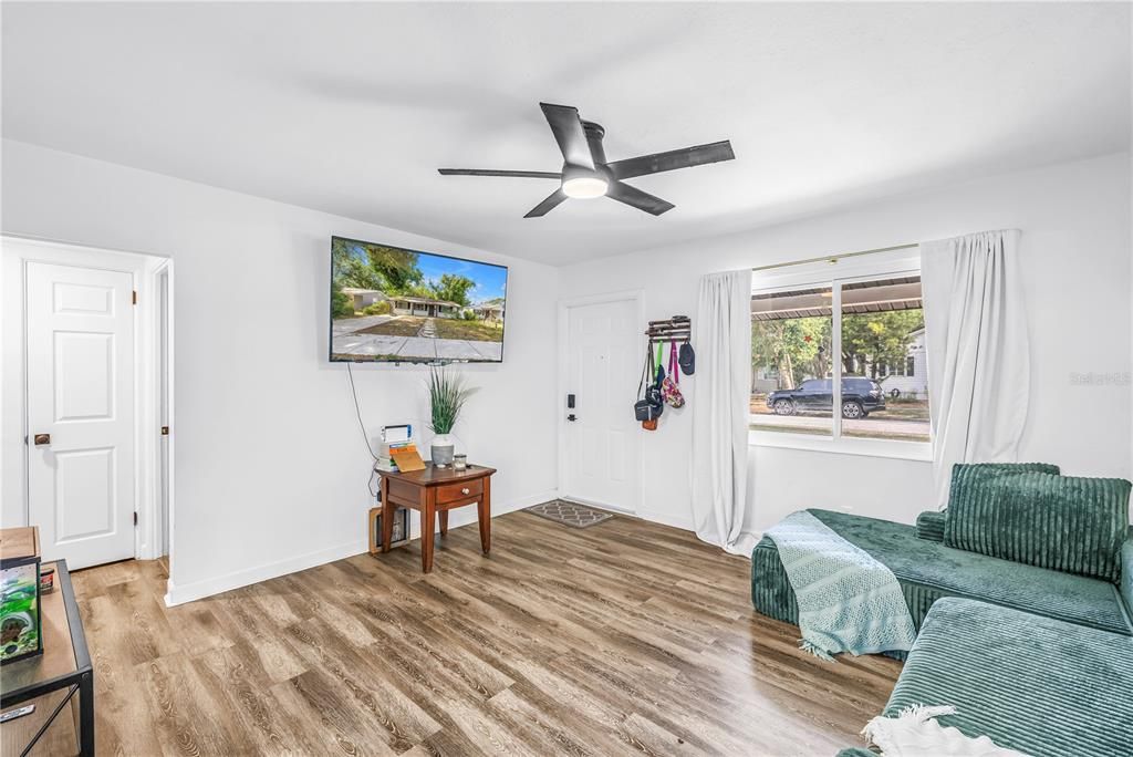For Rent: $1,950 (2 beds, 1 baths, 1062 Square Feet)