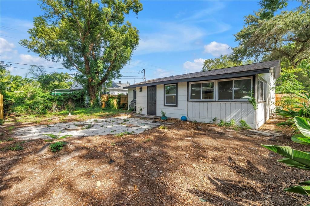 For Rent: $1,950 (2 beds, 1 baths, 1062 Square Feet)