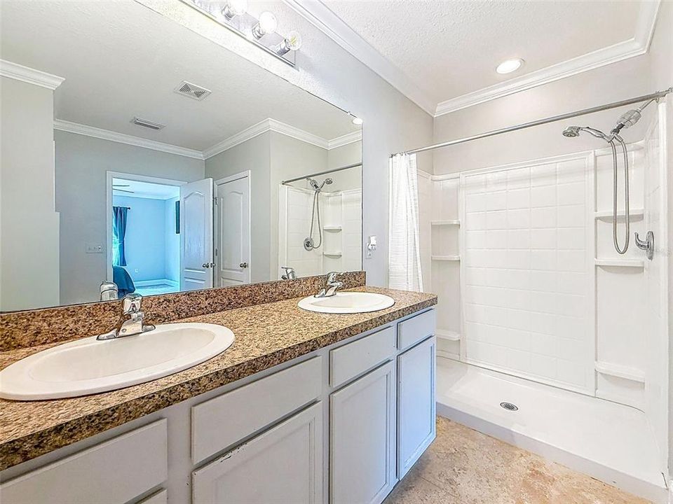 For Sale: $430,000 (5 beds, 2 baths, 2808 Square Feet)