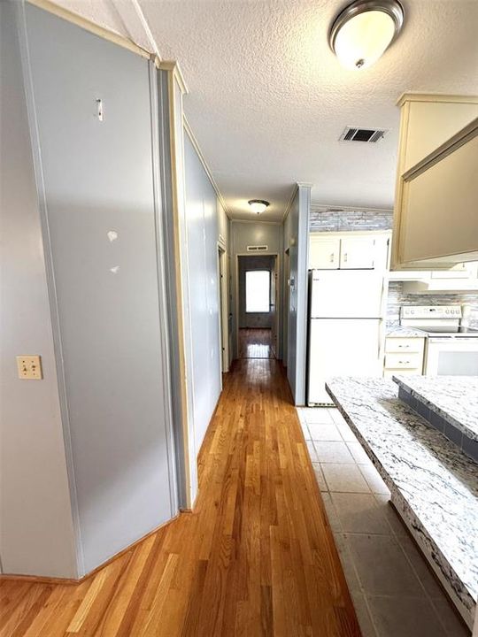 For Sale: $137,500 (2 beds, 2 baths, 1120 Square Feet)