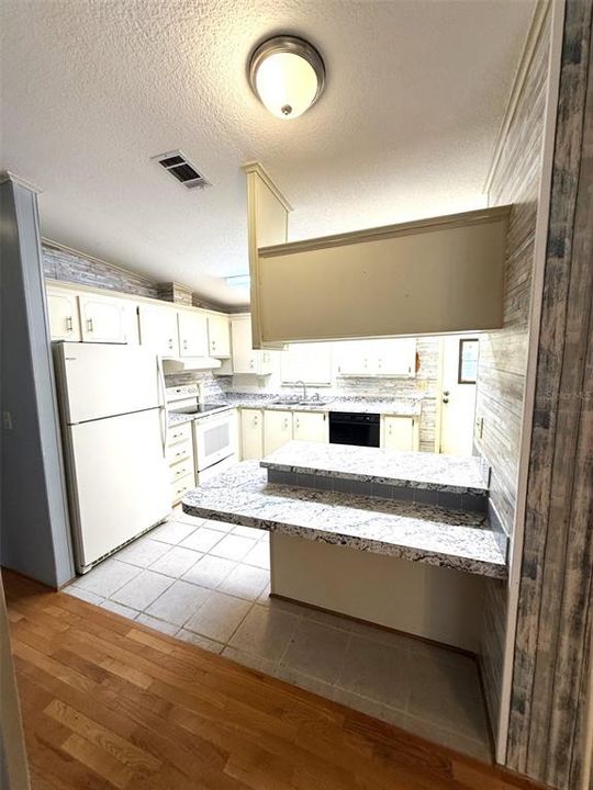 For Sale: $137,500 (2 beds, 2 baths, 1120 Square Feet)