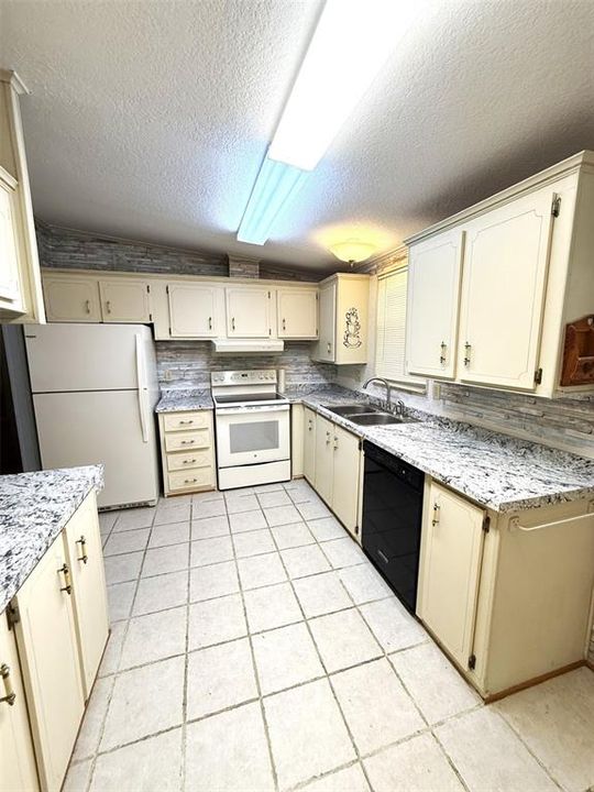 For Sale: $137,500 (2 beds, 2 baths, 1120 Square Feet)