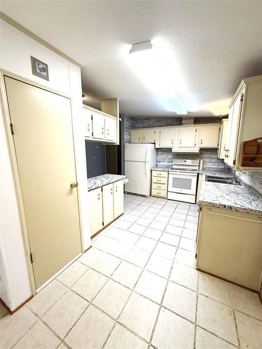 For Sale: $137,500 (2 beds, 2 baths, 1120 Square Feet)