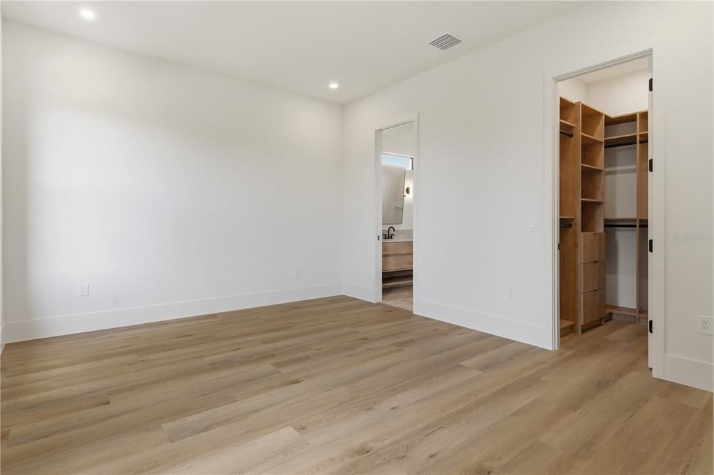 For Sale: $2,200,000 (4 beds, 4 baths, 5669 Square Feet)