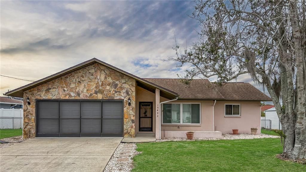 For Sale: $275,000 (2 beds, 2 baths, 1215 Square Feet)