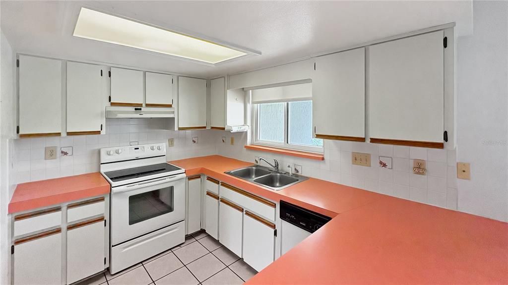 For Sale: $275,000 (2 beds, 2 baths, 1215 Square Feet)