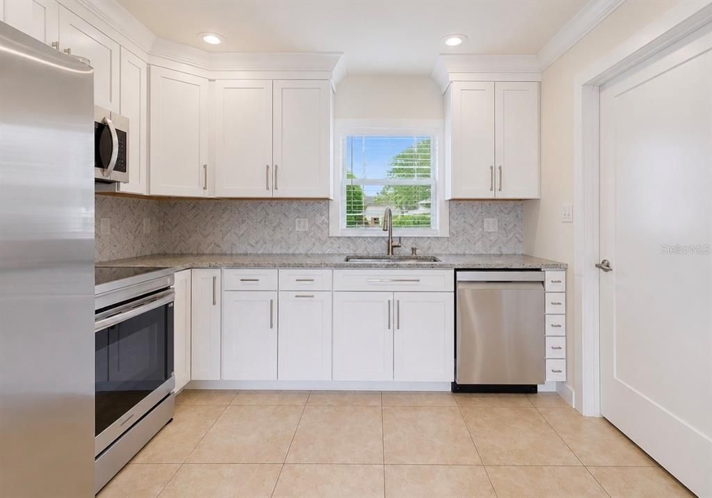 For Sale: $249,990 (3 beds, 2 baths, 1032 Square Feet)