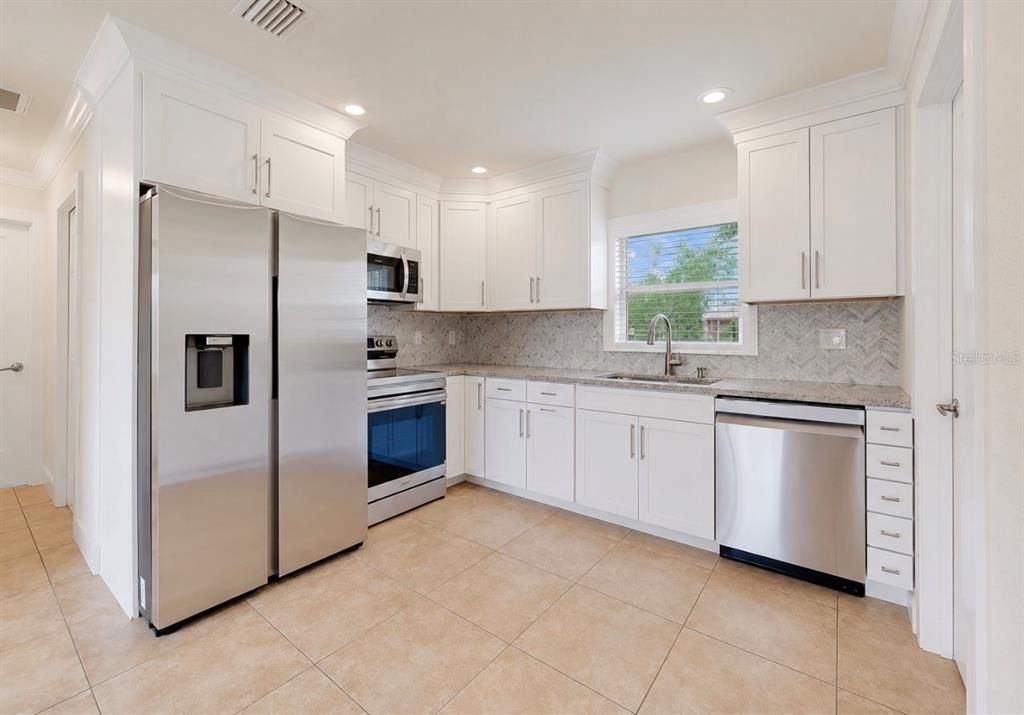 For Sale: $249,990 (3 beds, 2 baths, 1032 Square Feet)