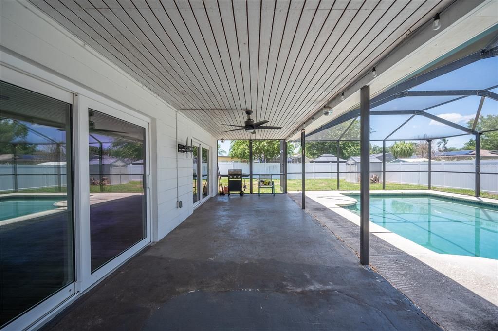 For Sale: $415,000 (4 beds, 2 baths, 1938 Square Feet)