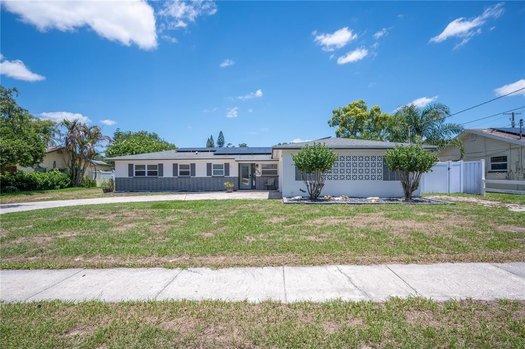 For Sale: $415,000 (4 beds, 2 baths, 1938 Square Feet)