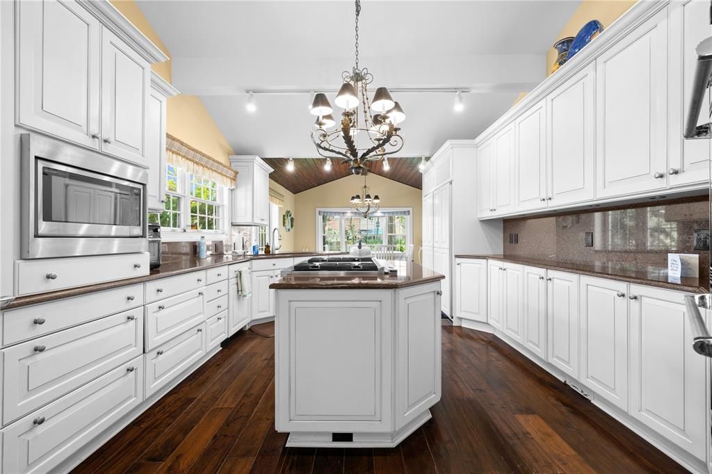 For Sale: $2,395,000 (5 beds, 6 baths, 5624 Square Feet)