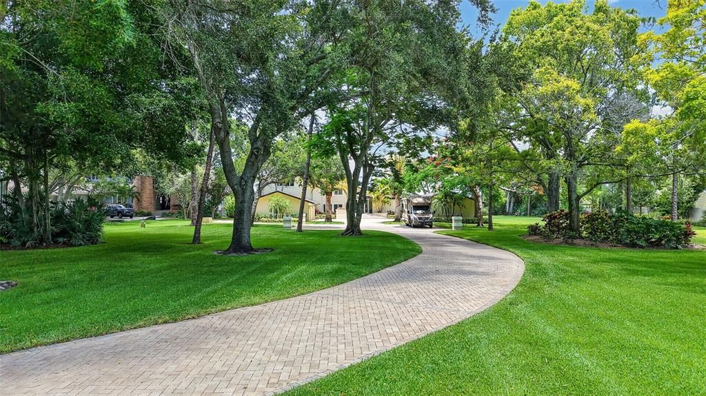 For Sale: $2,395,000 (5 beds, 6 baths, 5624 Square Feet)