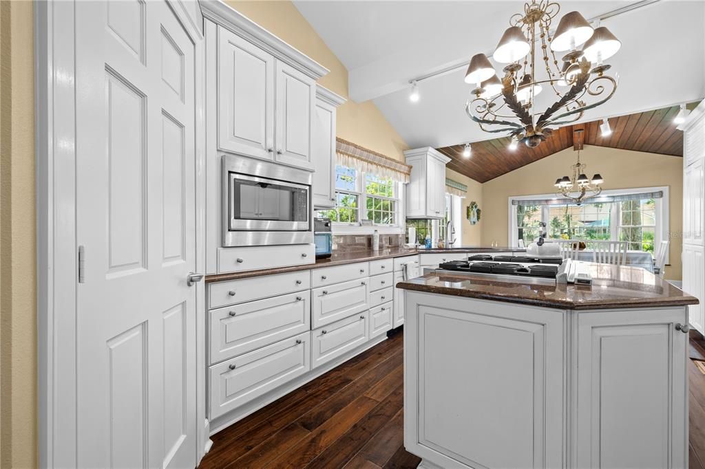 For Sale: $2,395,000 (5 beds, 6 baths, 5624 Square Feet)
