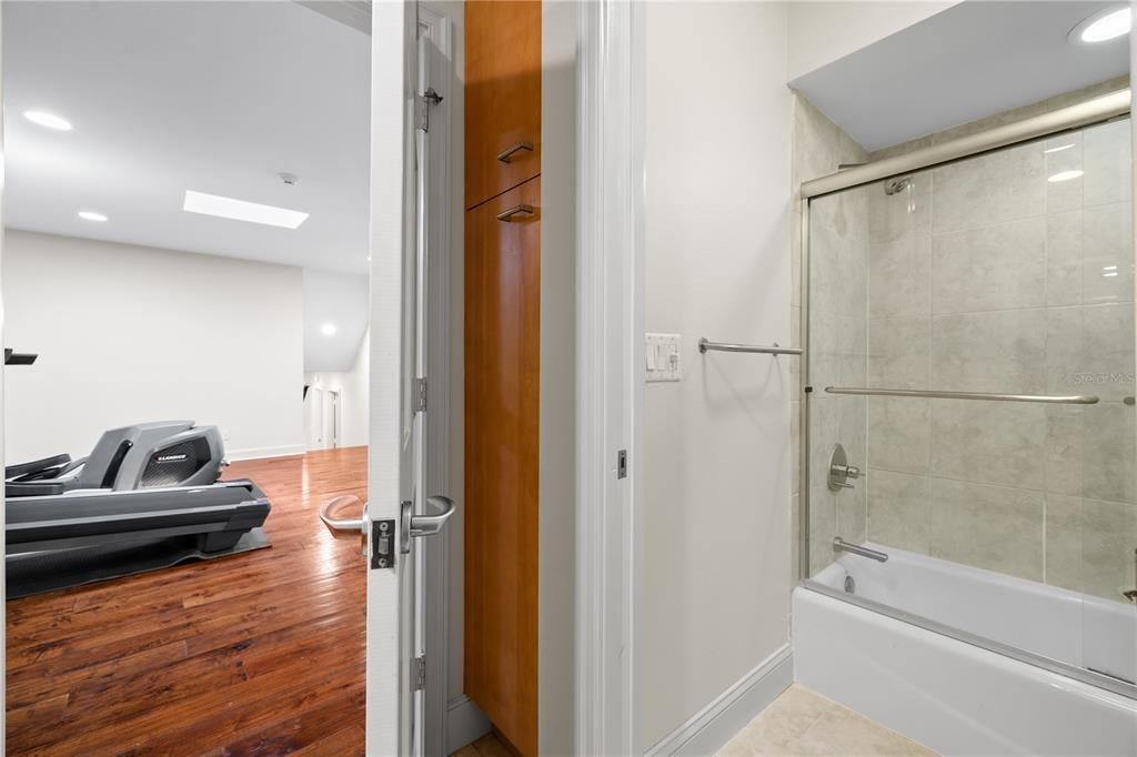 For Sale: $2,395,000 (5 beds, 6 baths, 5624 Square Feet)