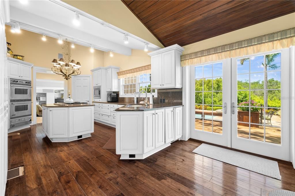 For Sale: $2,395,000 (5 beds, 6 baths, 5624 Square Feet)