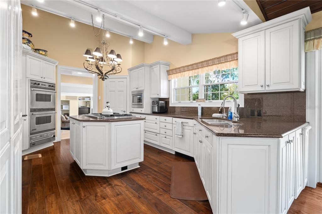 For Sale: $2,395,000 (5 beds, 6 baths, 5624 Square Feet)
