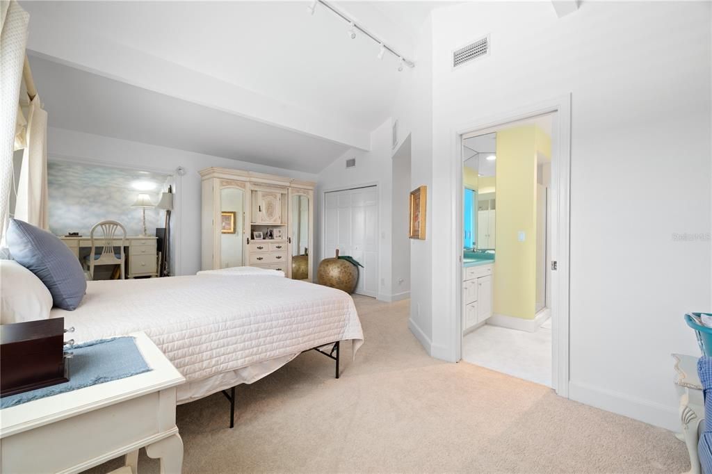 For Sale: $2,395,000 (5 beds, 6 baths, 5624 Square Feet)
