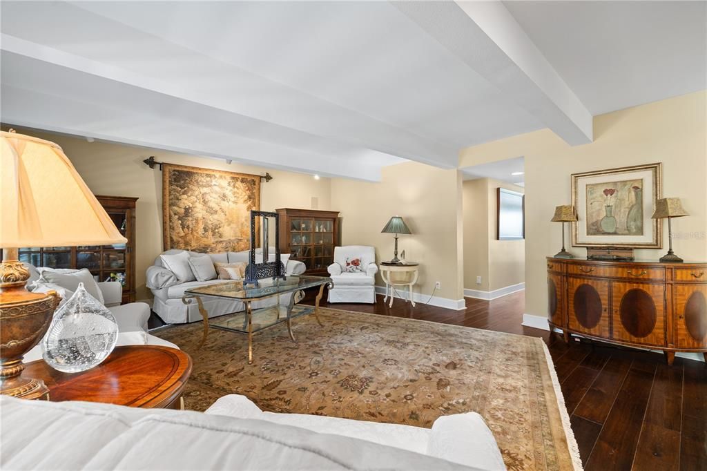 For Sale: $2,395,000 (5 beds, 6 baths, 5624 Square Feet)