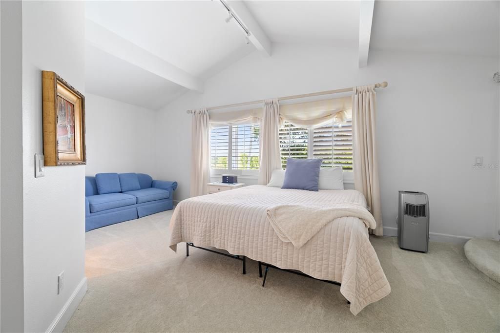 For Sale: $2,395,000 (5 beds, 6 baths, 5624 Square Feet)