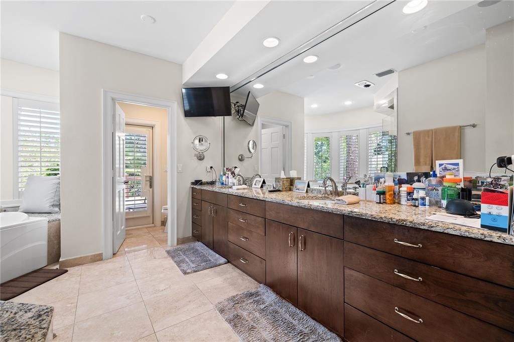 For Sale: $2,395,000 (5 beds, 6 baths, 5624 Square Feet)