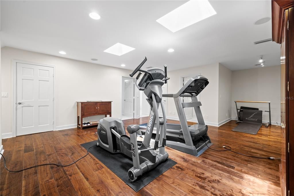 For Sale: $2,395,000 (5 beds, 6 baths, 5624 Square Feet)