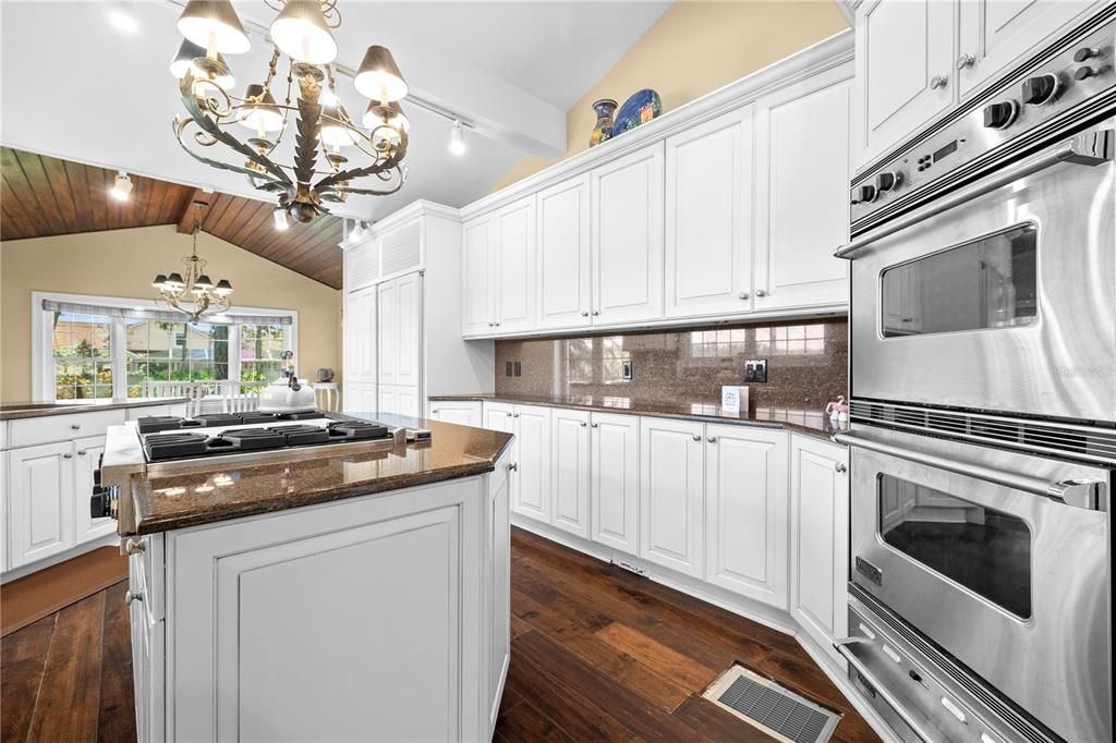 For Sale: $2,395,000 (5 beds, 6 baths, 5624 Square Feet)