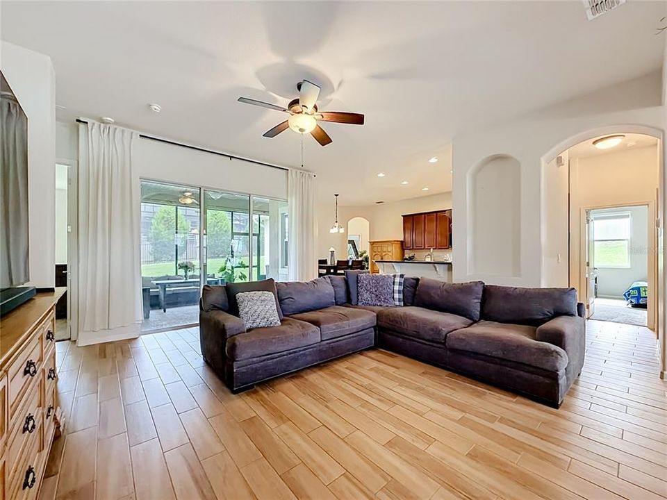 En Venta: $499,900 (4 camas, 3 baños, 2094 Pies cuadrados)