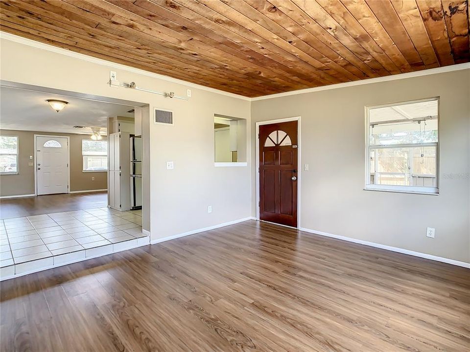 For Rent: $1,500 (2 beds, 1 baths, 1142 Square Feet)