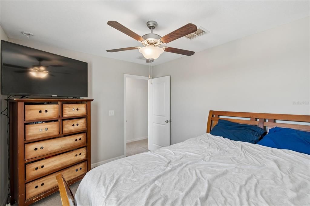 For Sale: $399,900 (5 beds, 2 baths, 2199 Square Feet)
