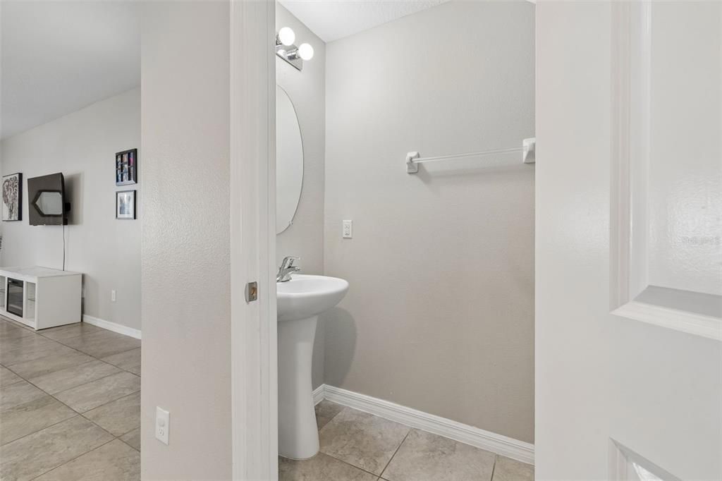For Sale: $399,900 (5 beds, 2 baths, 2199 Square Feet)