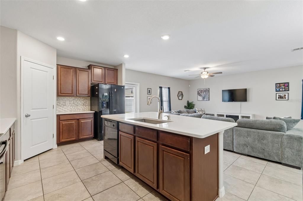 For Sale: $399,900 (5 beds, 2 baths, 2199 Square Feet)