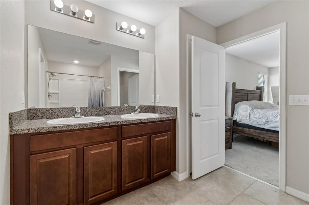 For Sale: $399,900 (5 beds, 2 baths, 2199 Square Feet)