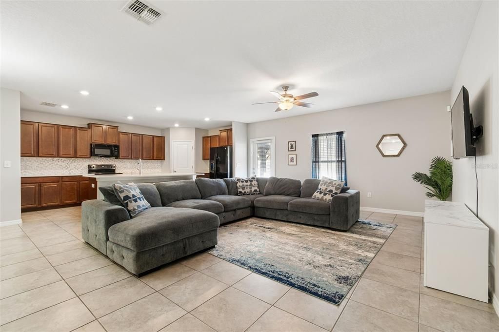 For Sale: $399,900 (5 beds, 2 baths, 2199 Square Feet)