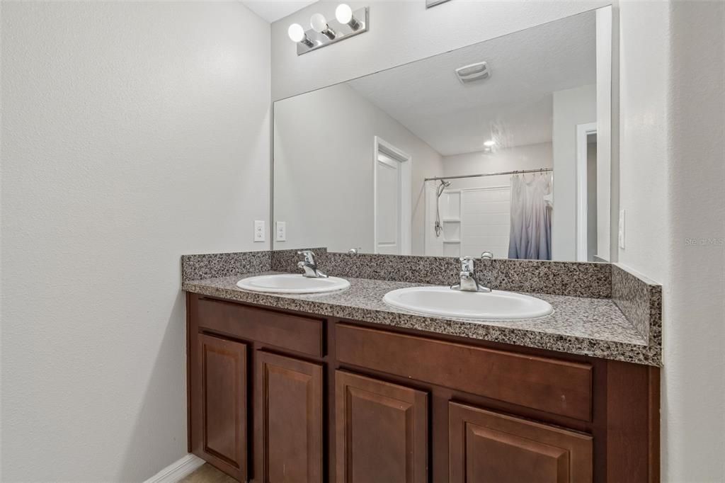 For Sale: $399,900 (5 beds, 2 baths, 2199 Square Feet)
