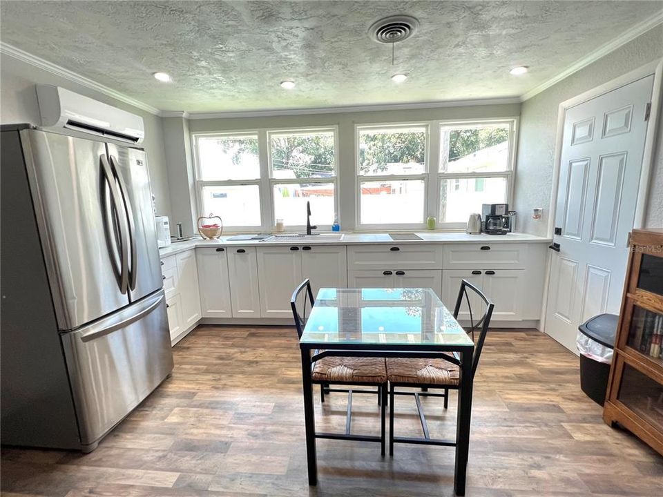For Rent: $1,695 (1 beds, 1 baths, 650 Square Feet)