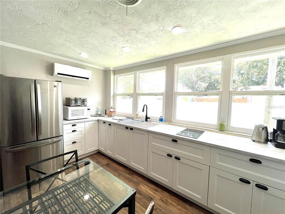 For Rent: $1,695 (1 beds, 1 baths, 650 Square Feet)