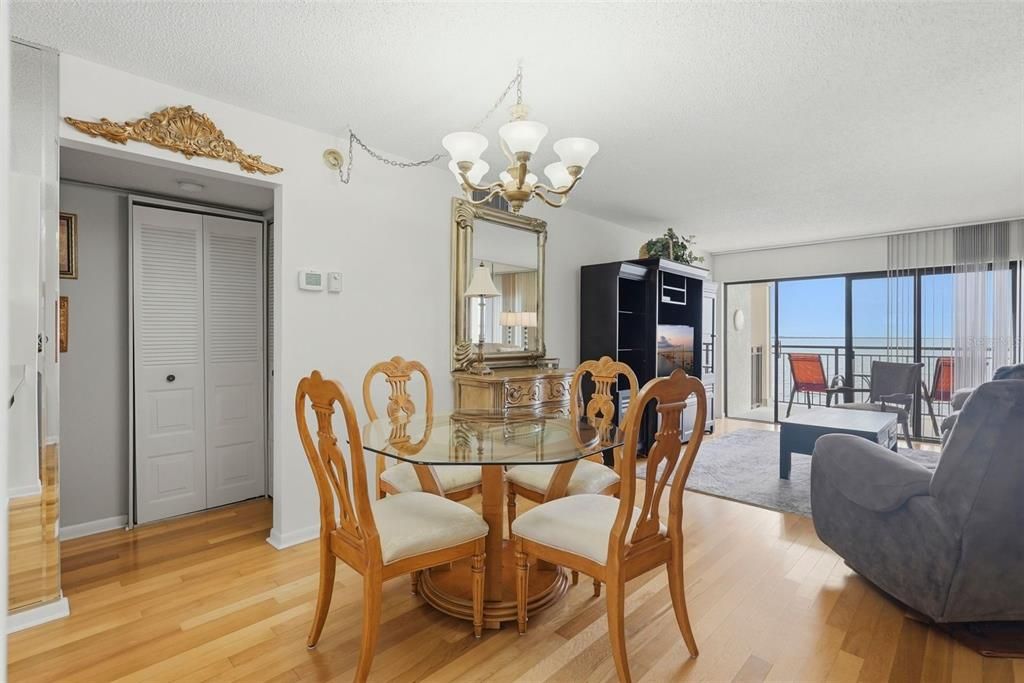 En Venta: $350,000 (2 camas, 2 baños, 915 Pies cuadrados)