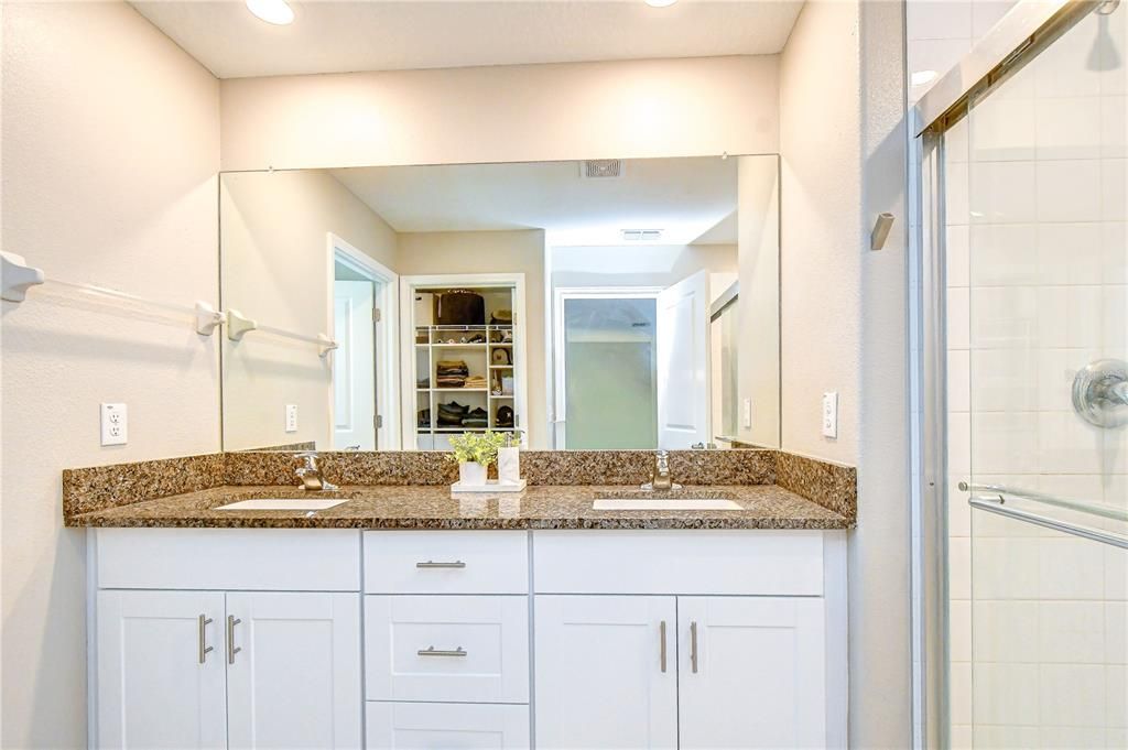 For Sale: $559,000 (6 beds, 3 baths, 2580 Square Feet)