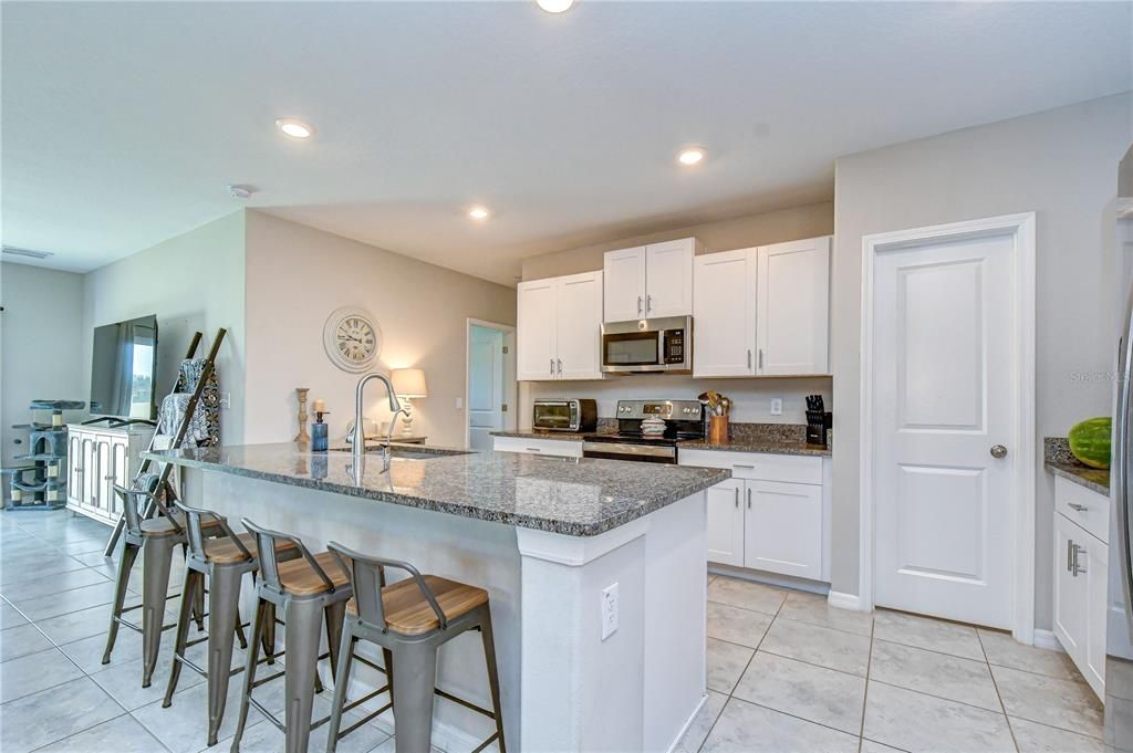 For Sale: $559,000 (6 beds, 3 baths, 2580 Square Feet)