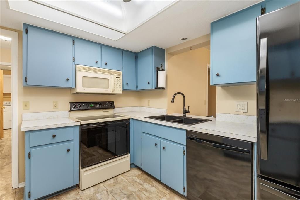 For Sale: $452,000 (3 beds, 3 baths, 2076 Square Feet)