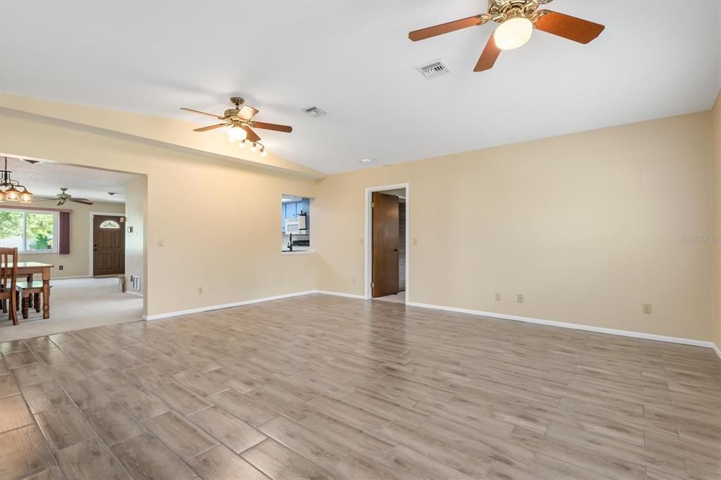 For Sale: $452,000 (3 beds, 3 baths, 2076 Square Feet)