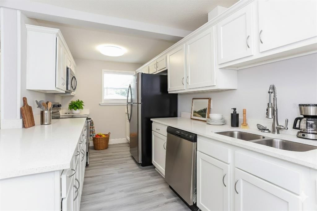 En Venta: $290,000 (4 camas, 2 baños, 2448 Pies cuadrados)