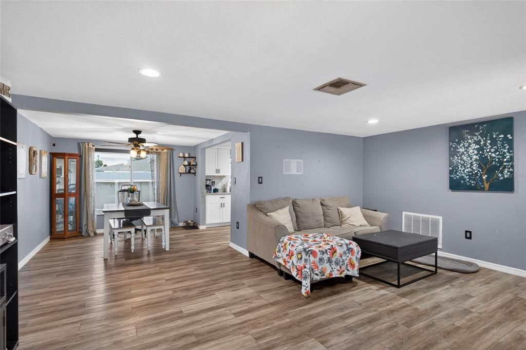 For Sale: $245,000 (2 beds, 2 baths, 1281 Square Feet)