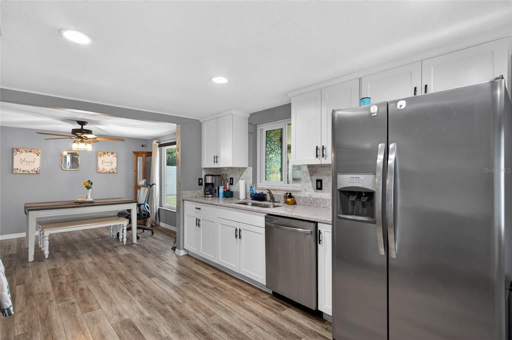 For Sale: $245,000 (2 beds, 2 baths, 1281 Square Feet)