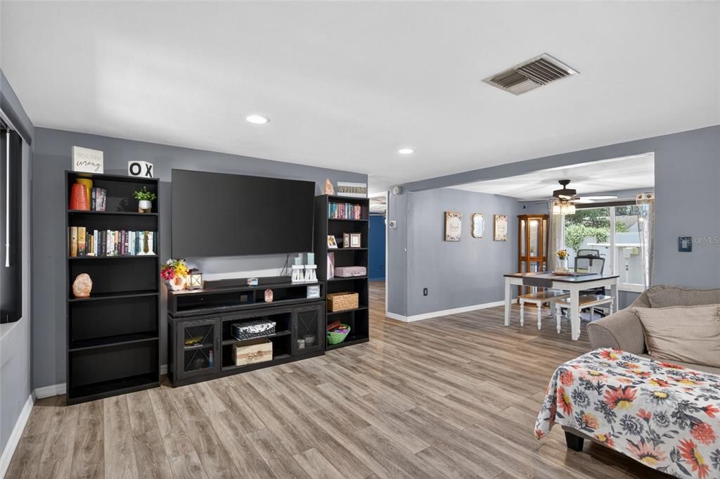 For Sale: $245,000 (2 beds, 2 baths, 1281 Square Feet)