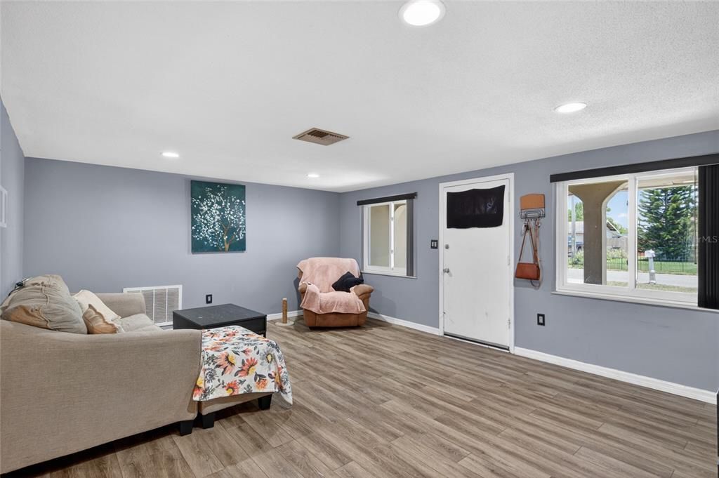 For Sale: $245,000 (2 beds, 2 baths, 1281 Square Feet)